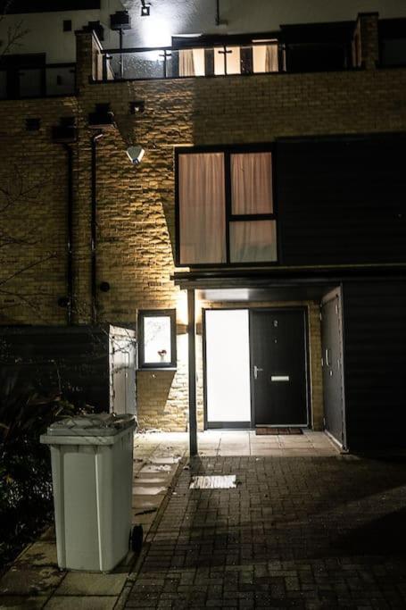 Exquisite Cozy House, Close To Train Station And Amenities Harold Wood Dış mekan fotoğraf