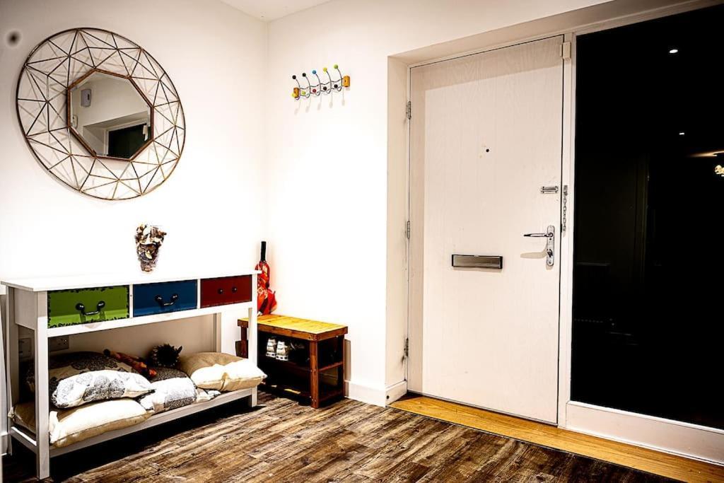 Exquisite Cozy House, Close To Train Station And Amenities Harold Wood Dış mekan fotoğraf