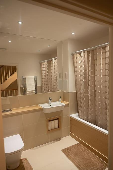 Exquisite Cozy House, Close To Train Station And Amenities Harold Wood Dış mekan fotoğraf